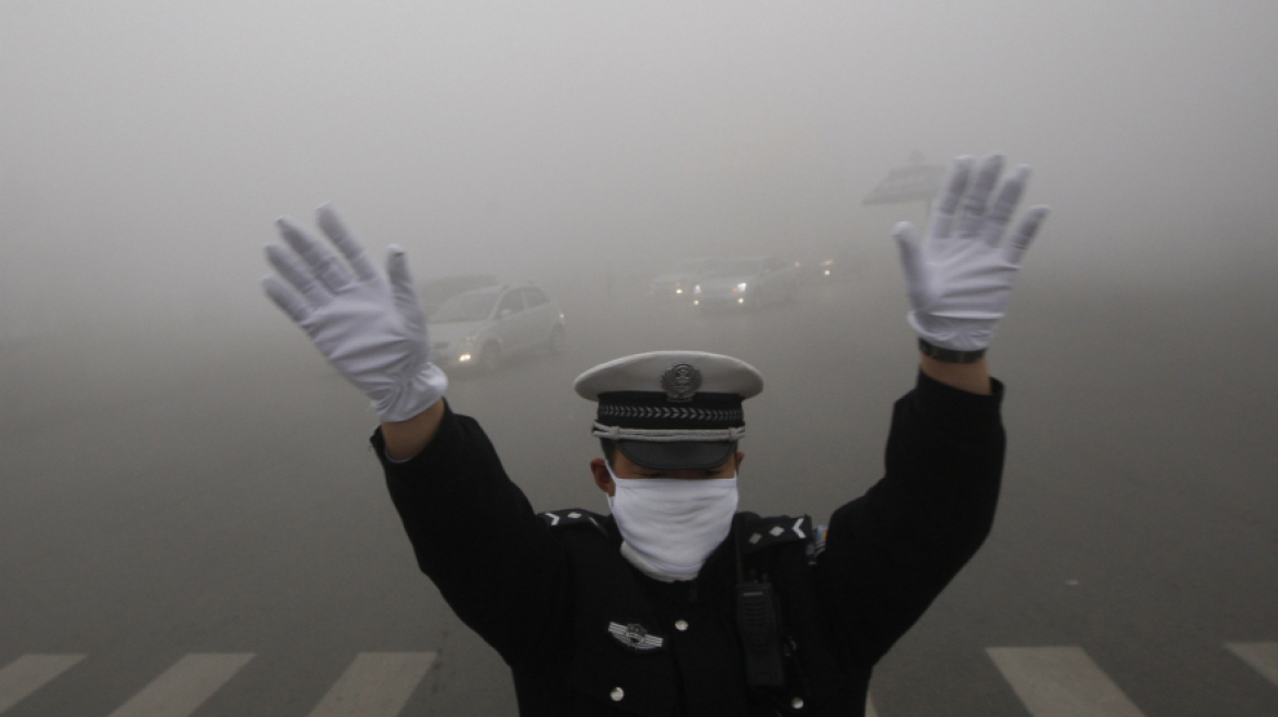 Κίνα: «Κόκκινος συναγερμός» εξαιτίας της ατμοσφαιρικής ρύπανσης